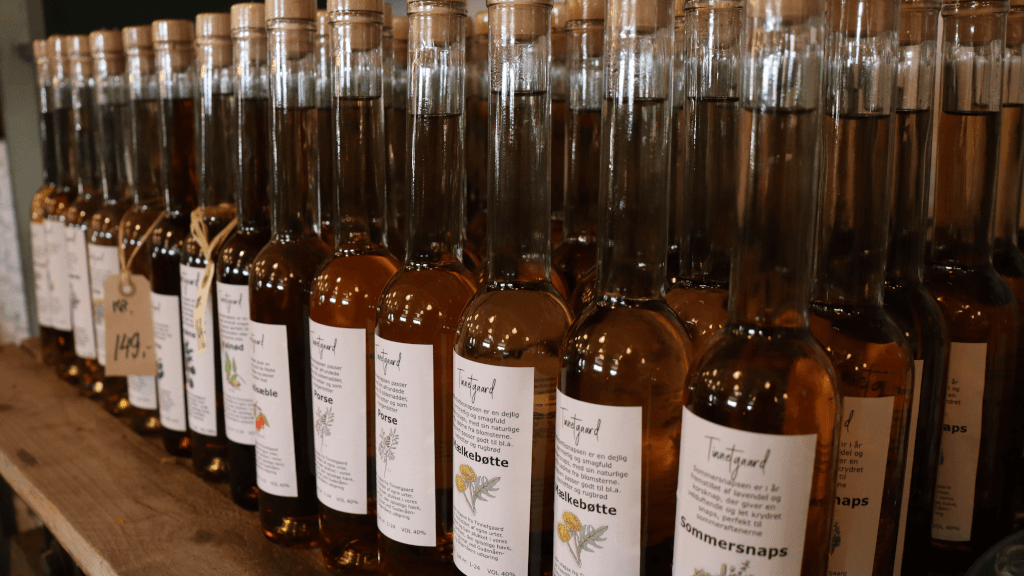 Flaschen mit verschiedenen Geschmacksrichtungen von Schnaps aus Tinnetgaard