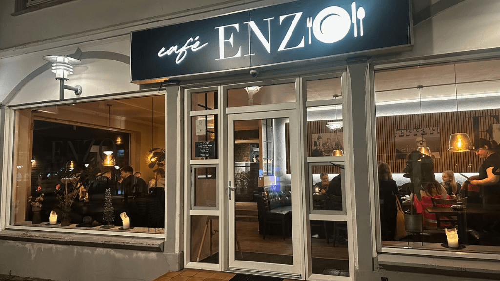 Die Fassade bei Café Enzo