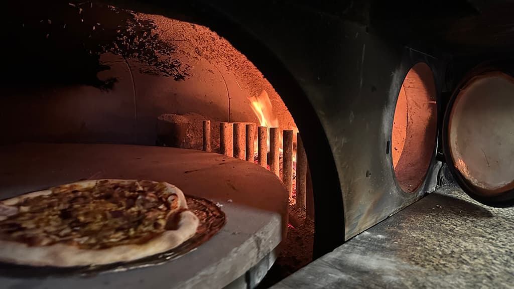 Cafe Enzo in Aars, authentische italienische Steinofenpizzen, Steaks, Salate, Nudelgerichte und Burger