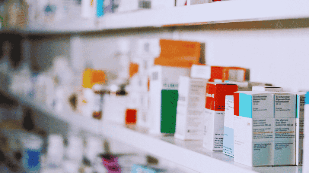 Rødekro Apotek - Regal mit unterschiedlichen Arzneimitteln