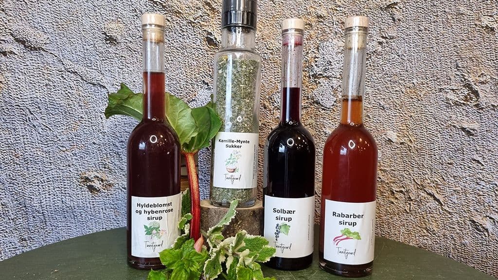 Handgemachte Sirupe und Zucker aus eigener Herstellung bei Tinnetgaard
